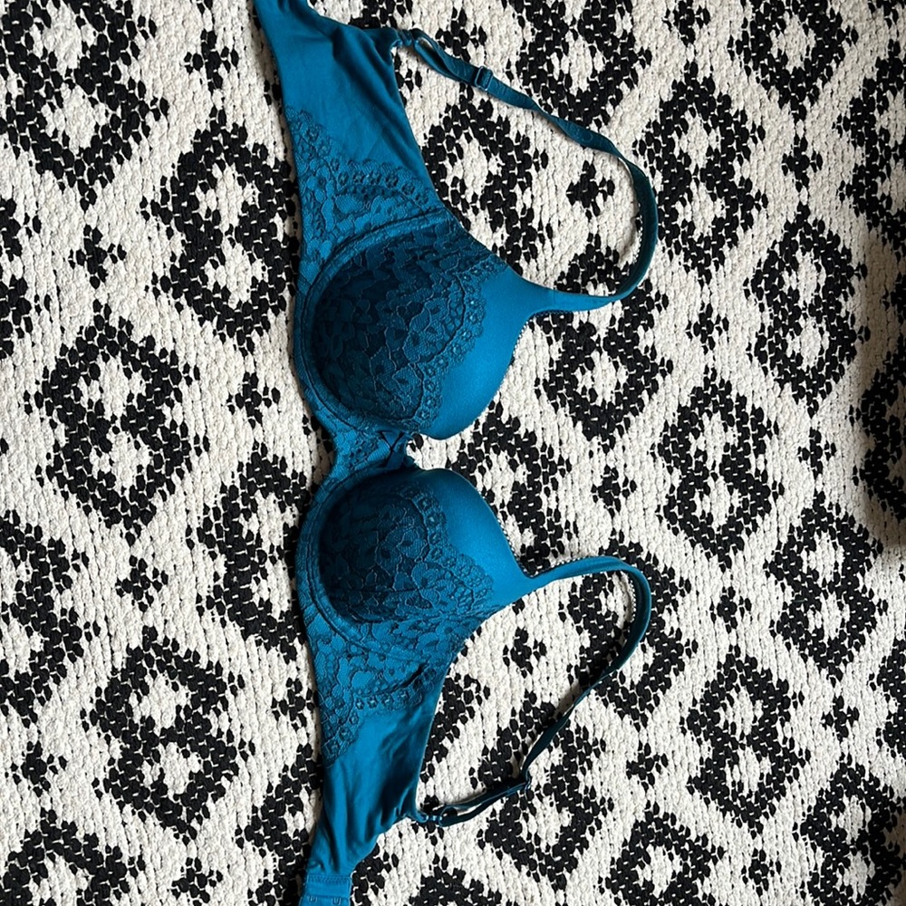 Victoria Secret size 32D smoothing effect bra